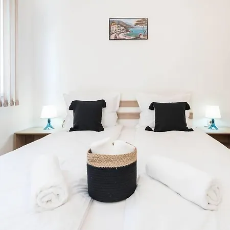 Cozy Near Grand Mall Apartment *